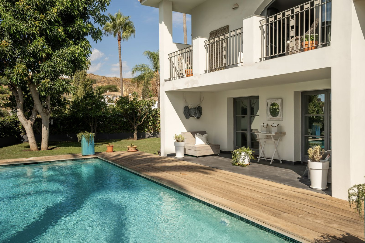 5 Bed Townhouse for sale in El Paraiso Costa Del Sol, Málaga, Spain