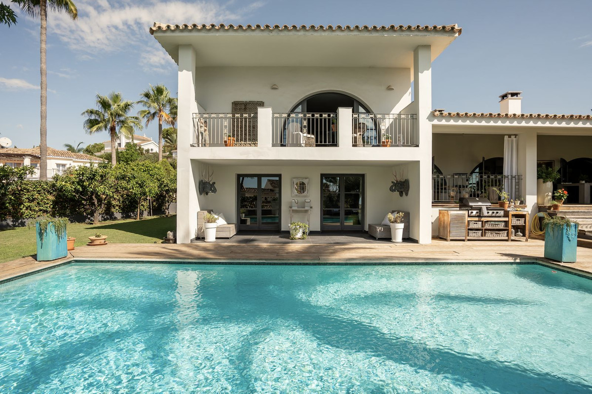 5 Bed Townhouse for sale in El Paraiso Costa Del Sol, Málaga, Spain