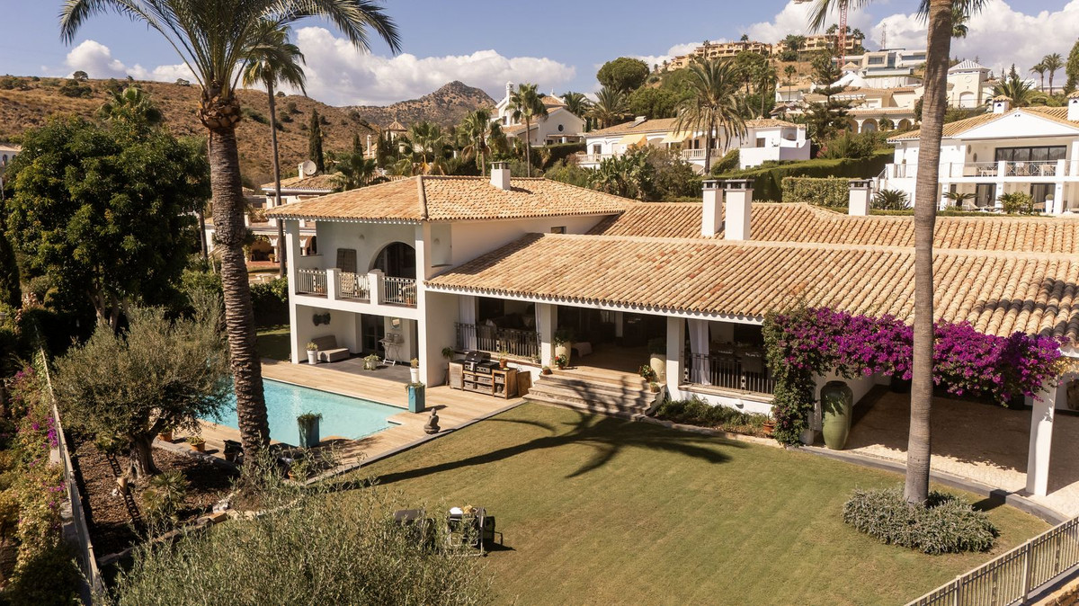 5 Bed Townhouse for sale in El Paraiso Costa Del Sol, Málaga, Spain