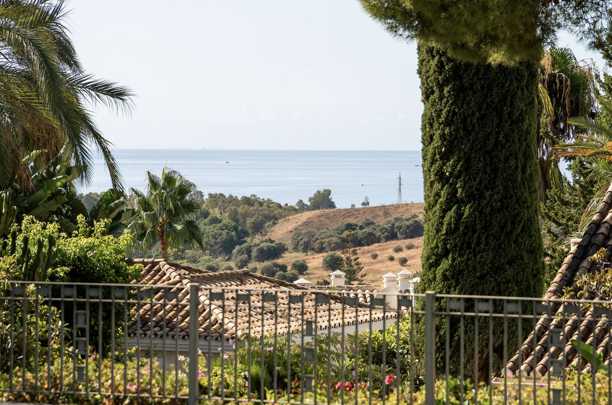 5 Bed Townhouse for sale in El Paraiso Costa Del Sol, Málaga, Spain