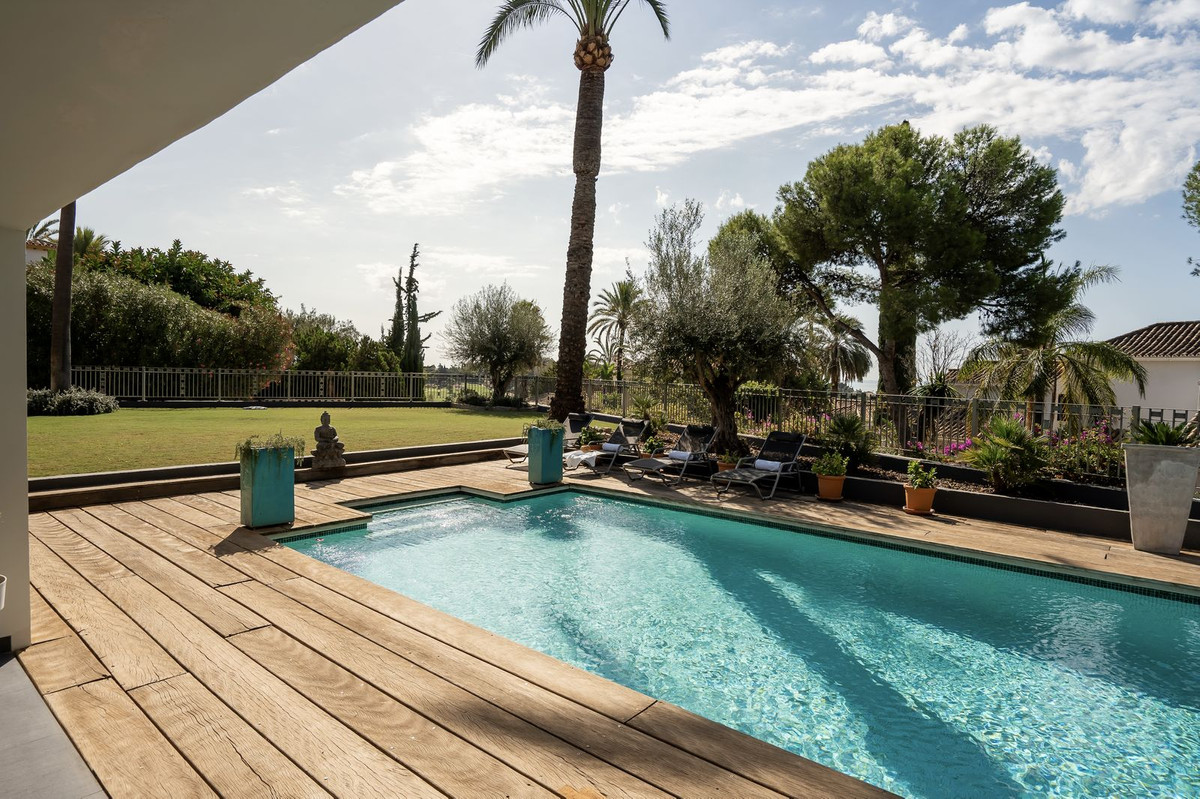 5 Bed Townhouse for sale in El Paraiso Costa Del Sol, Málaga, Spain