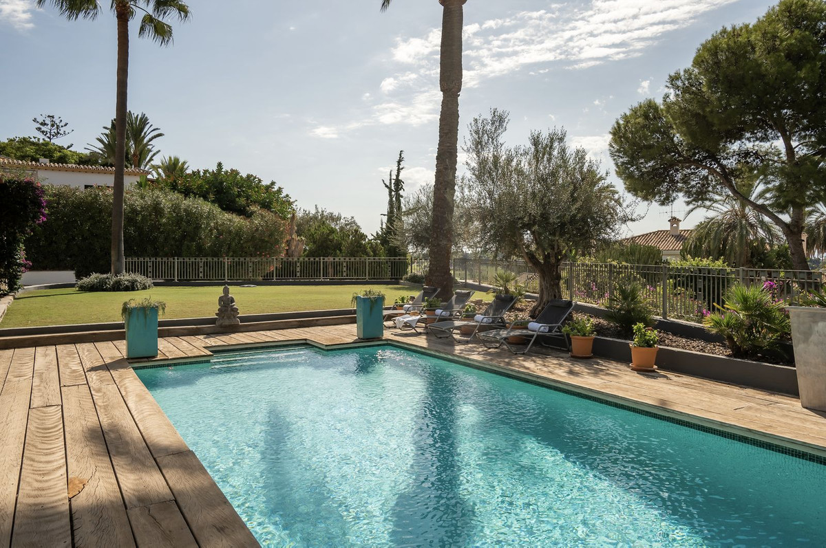 5 Bed Townhouse for sale in El Paraiso Costa Del Sol, Málaga, Spain