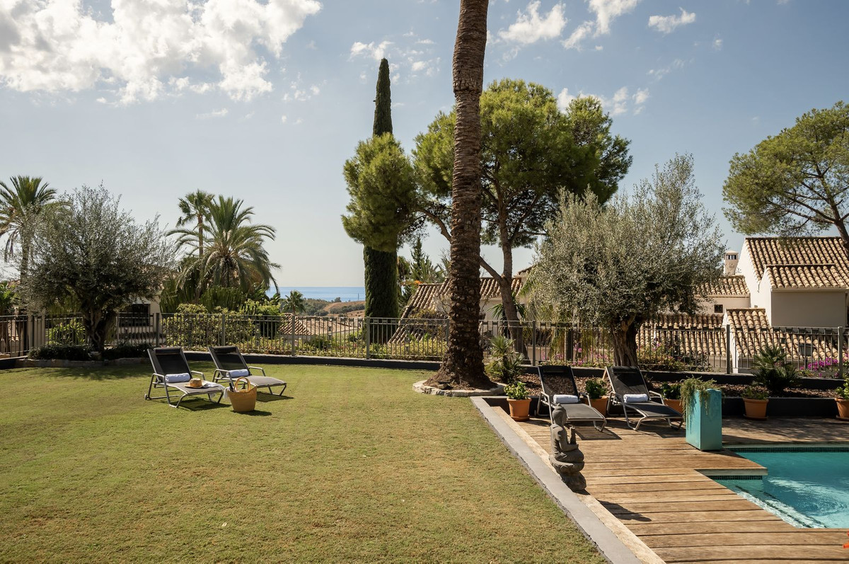 5 Bed Townhouse for sale in El Paraiso Costa Del Sol, Málaga, Spain