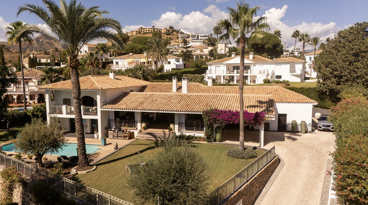 5 Bed Townhouse for sale in El Paraiso Costa Del Sol, Málaga, Spain