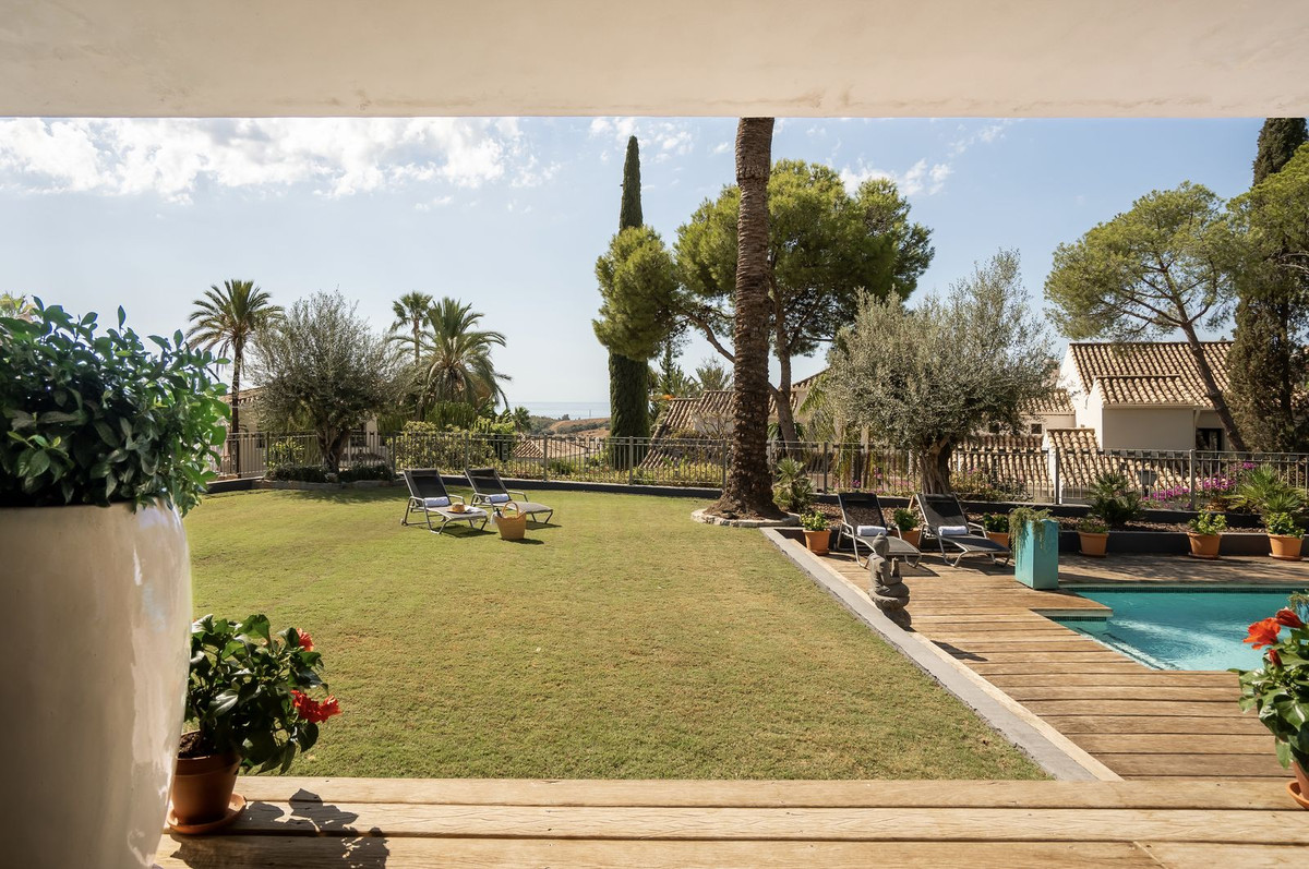 5 Bed Townhouse for sale in El Paraiso Costa Del Sol, Málaga, Spain