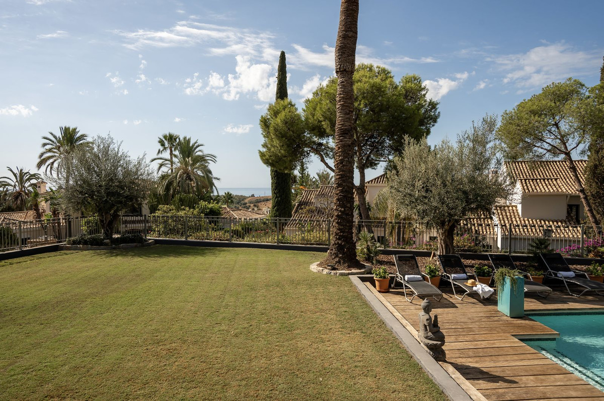 5 Bed Townhouse for sale in El Paraiso Costa Del Sol, Málaga, Spain