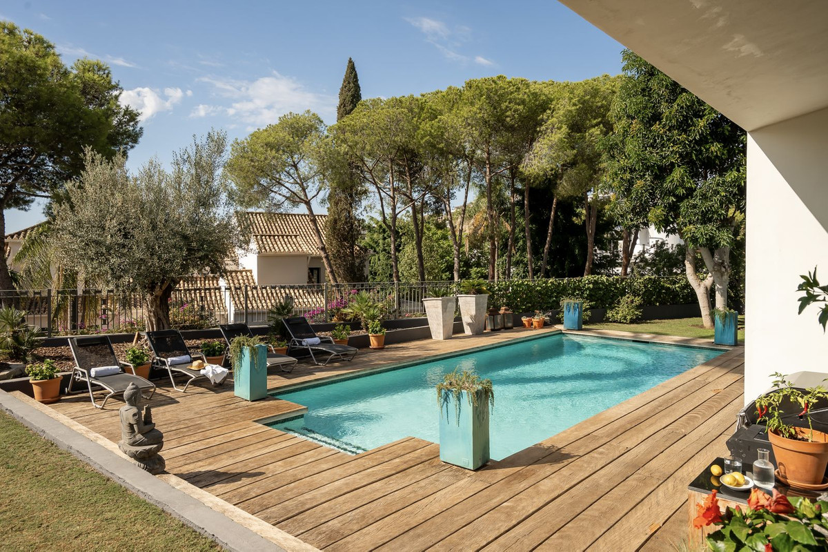 5 Bed Townhouse for sale in El Paraiso Costa Del Sol, Málaga, Spain