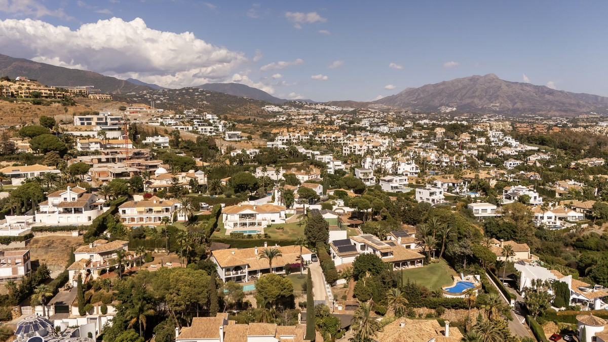 5 Bed Townhouse for sale in El Paraiso Costa Del Sol, Málaga, Spain
