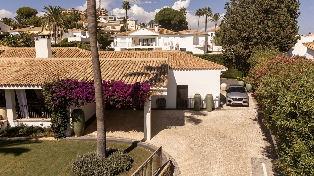 5 Bed Townhouse for sale in El Paraiso Costa Del Sol, Málaga, Spain