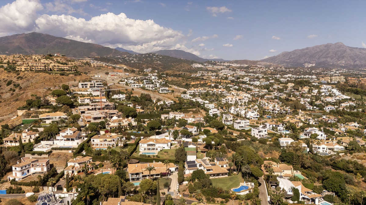 5 Bed Townhouse for sale in El Paraiso Costa Del Sol, Málaga, Spain