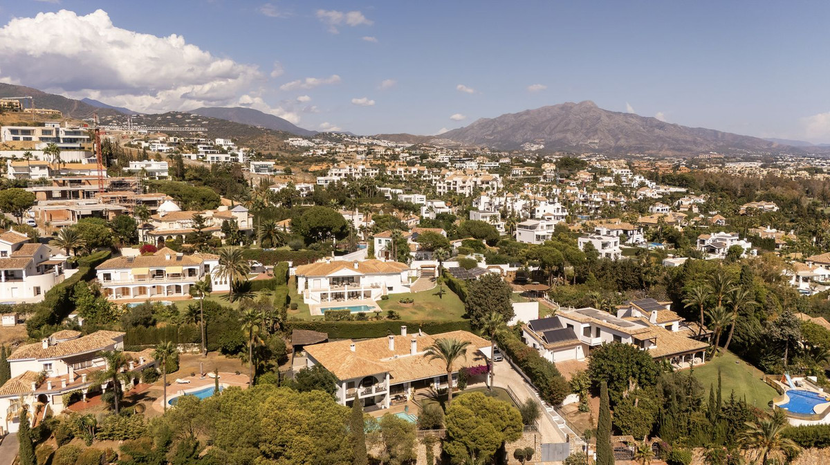 5 Bed Townhouse for sale in El Paraiso Costa Del Sol, Málaga, Spain