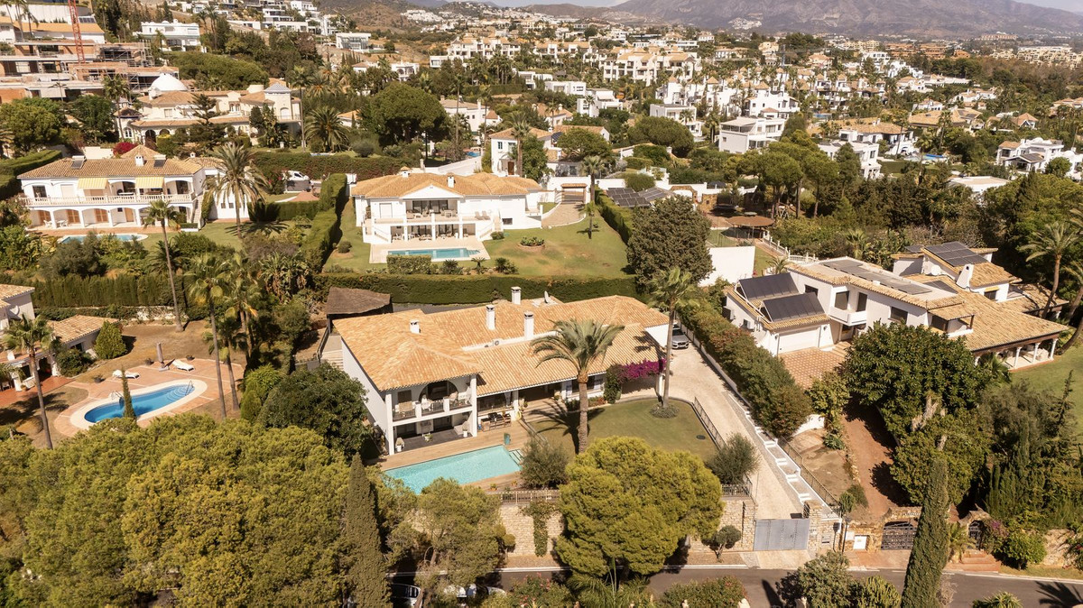 5 Bed Townhouse for sale in El Paraiso Costa Del Sol, Málaga, Spain