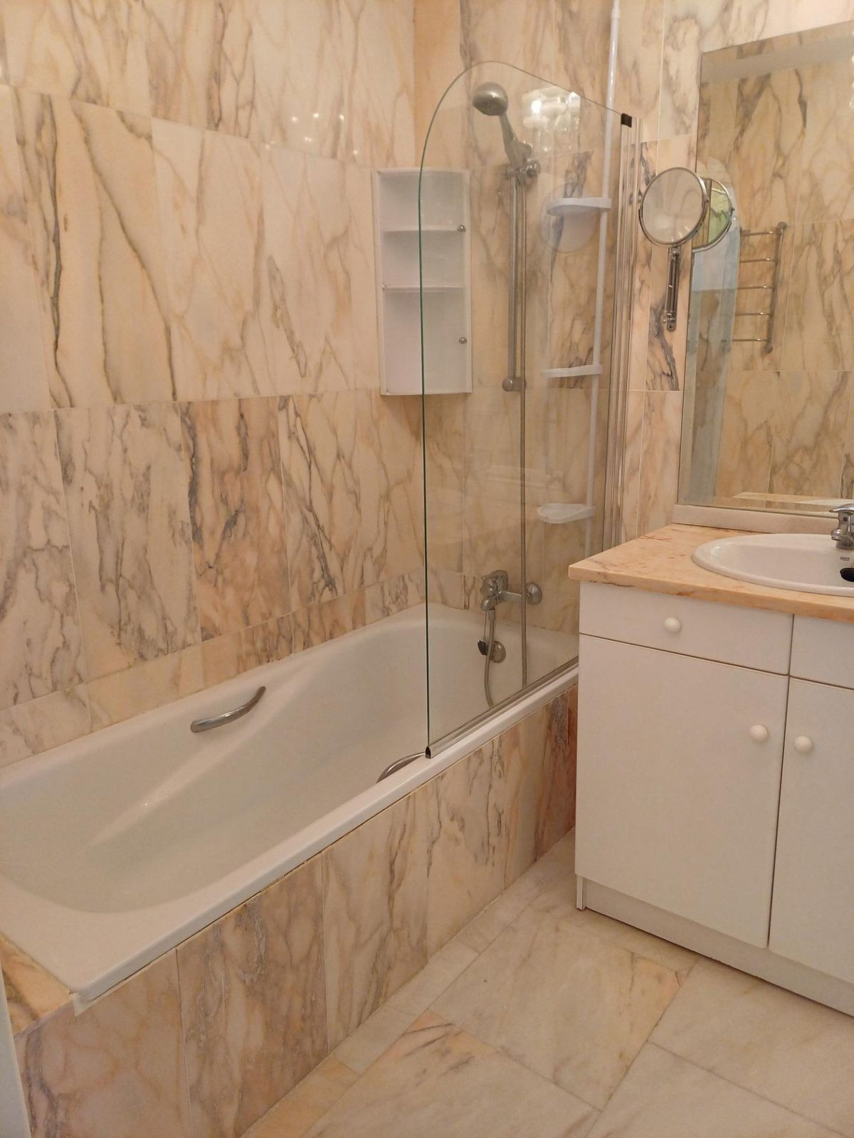 Se vende Apartamento Planta Media de 3 dormitorios en Costa Del Sol, Málaga, España