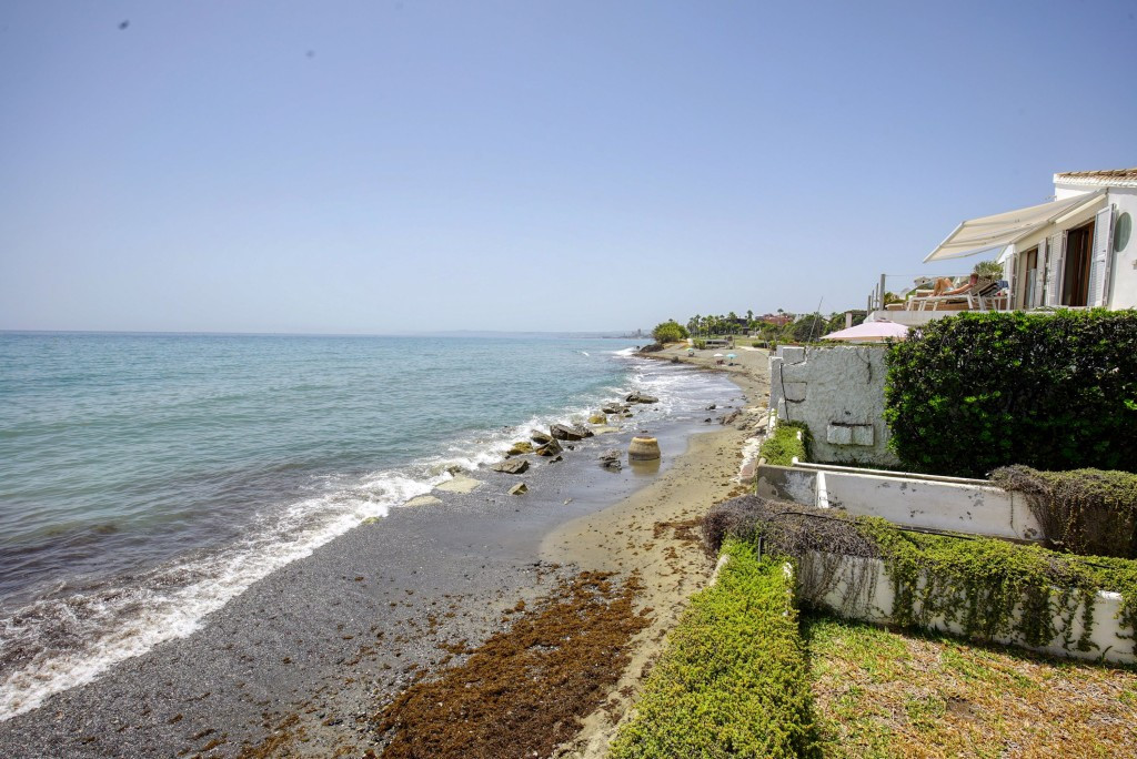 2 Bed Townhouse for sale in Estepona Costa Del Sol, Málaga, Spain