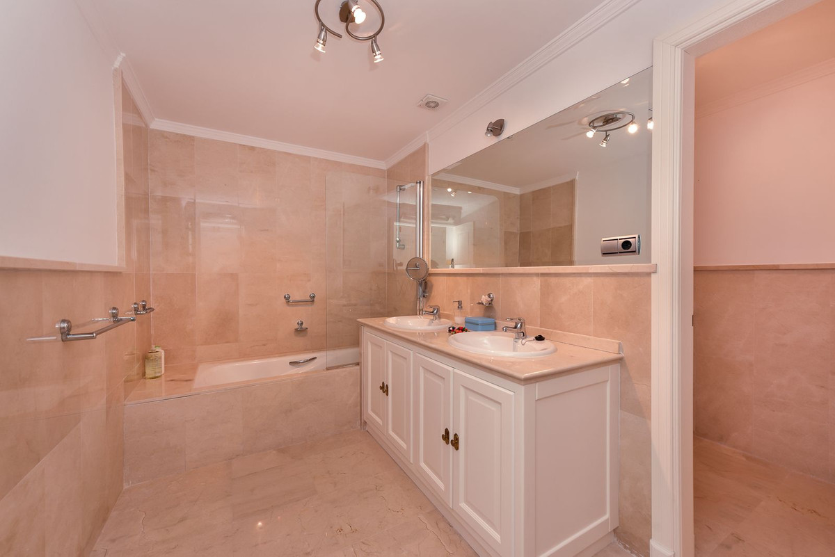 Se vende Villa - Chalet de 3 dormitorios en Costa Del Sol, Málaga, España