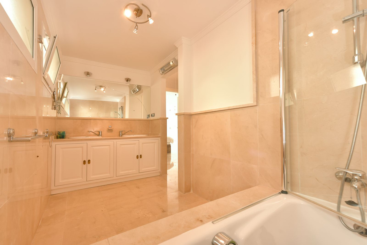 Se vende Villa - Chalet de 3 dormitorios en Costa Del Sol, Málaga, España