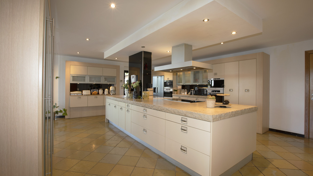 8 Bed Townhouse for sale in Artola Costa Del Sol, Málaga, Spain