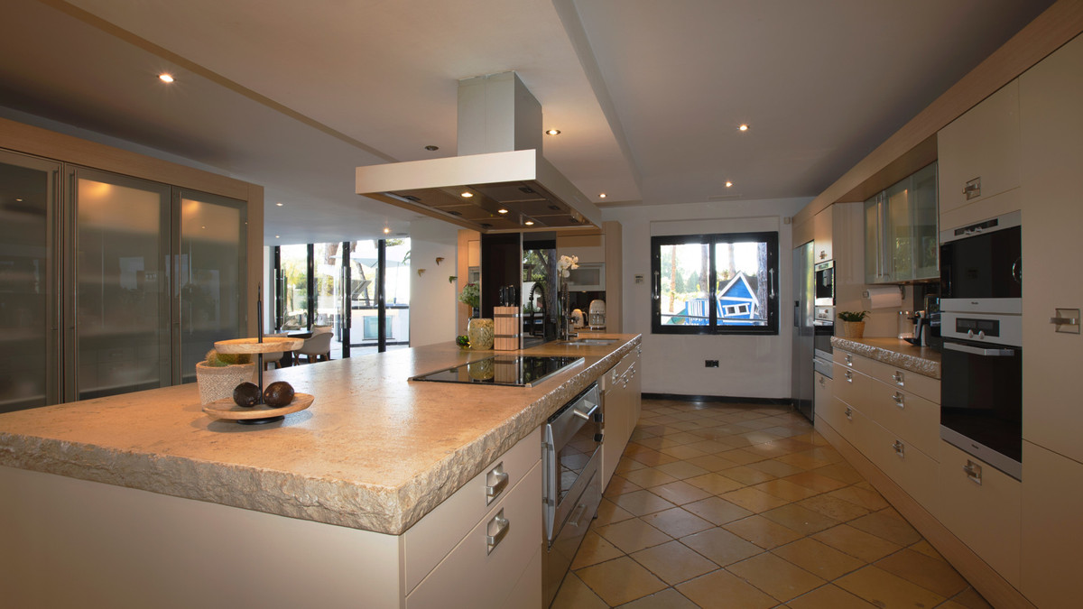 8 Bed Townhouse for sale in Artola Costa Del Sol, Málaga, Spain