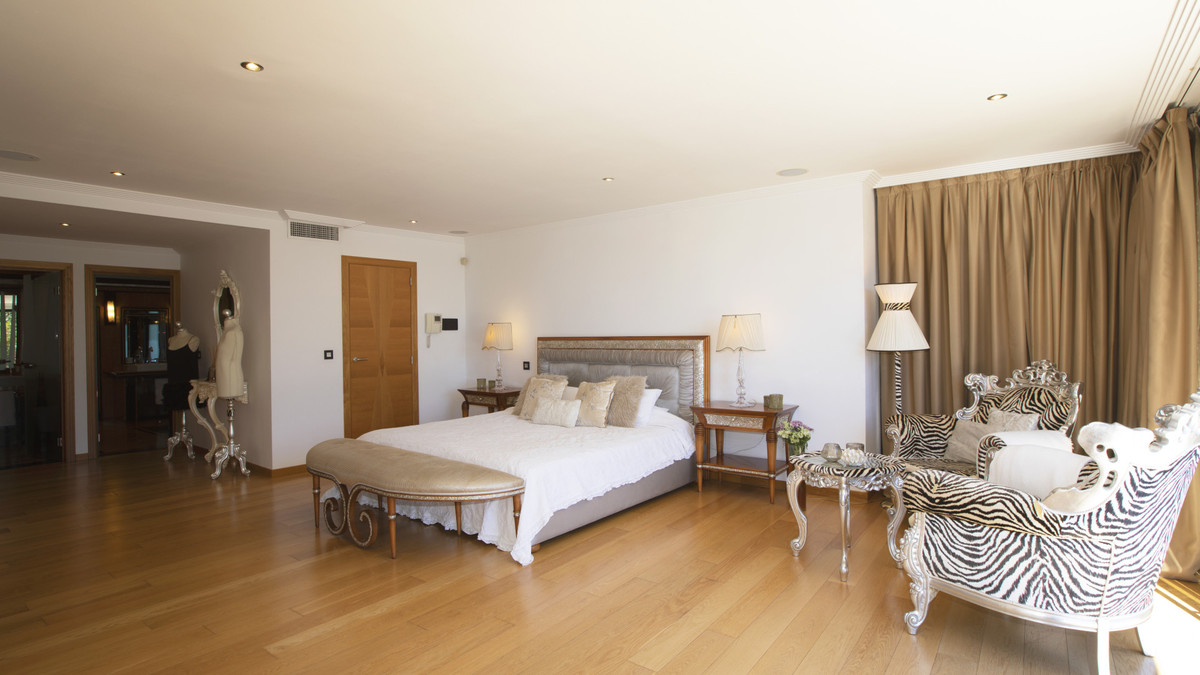 8 Bed Townhouse for sale in Artola Costa Del Sol, Málaga, Spain