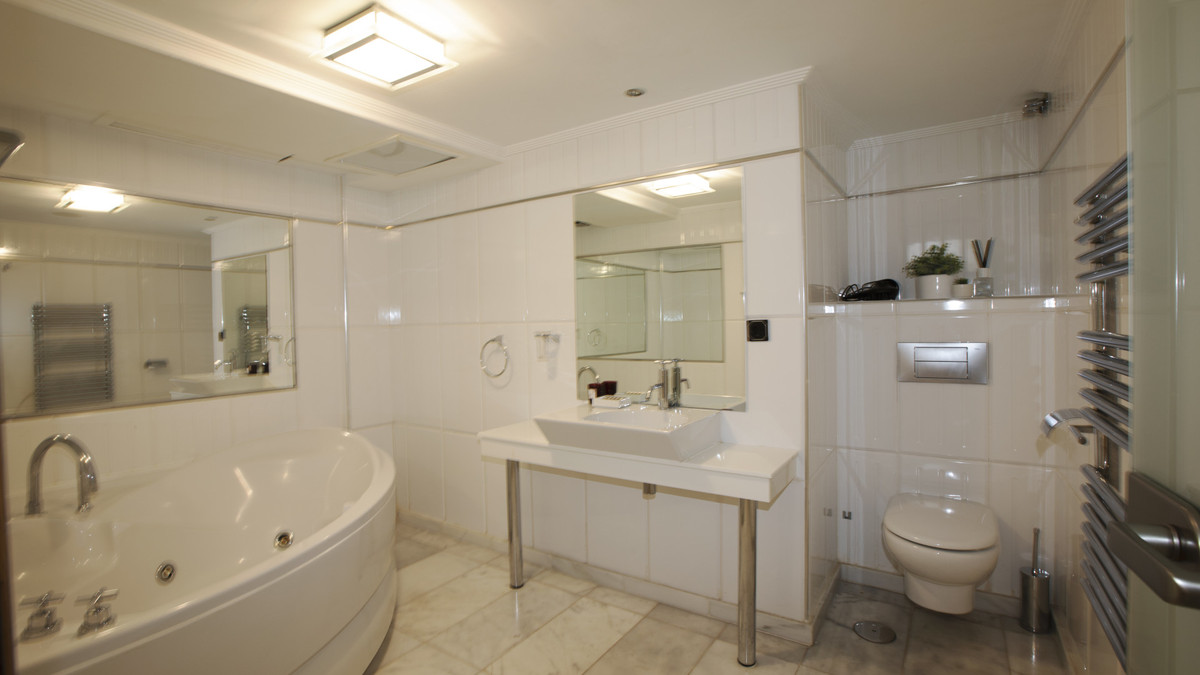 8 Bed Townhouse for sale in Artola Costa Del Sol, Málaga, Spain