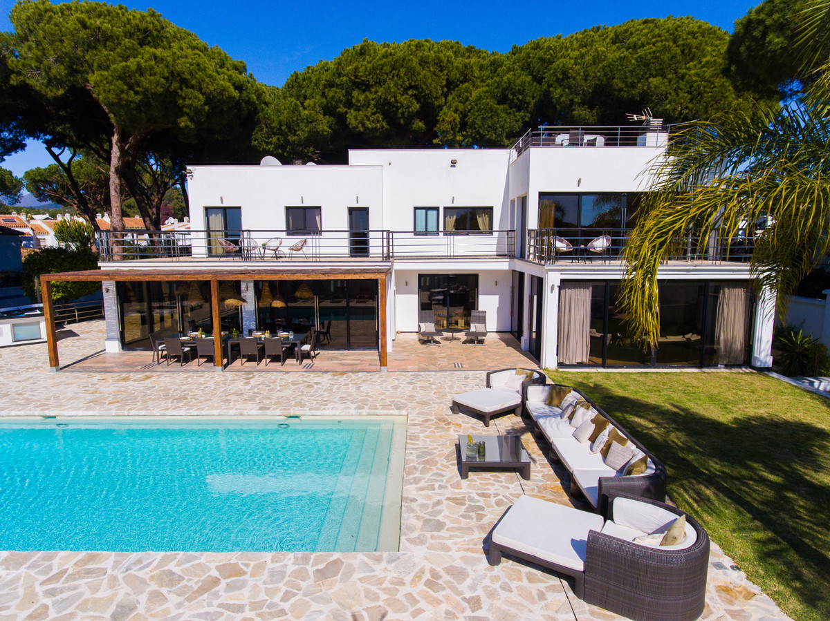 8 Bed Townhouse for sale in Artola Costa Del Sol, Málaga, Spain