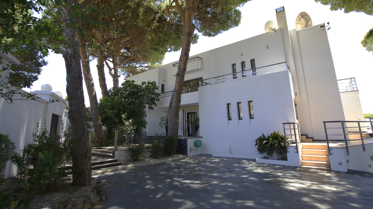 8 Bed Townhouse for sale in Artola Costa Del Sol, Málaga, Spain