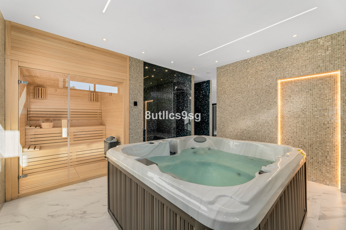 Se vende Villa - Chalet de 6 dormitorios en Costa Del Sol, Málaga, España