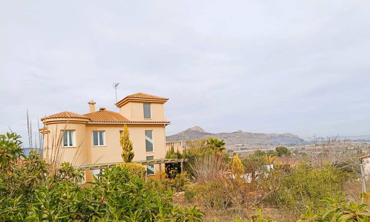 5 Bed Townhouse for sale in Elda Costa Blanca, Alicante, Spain