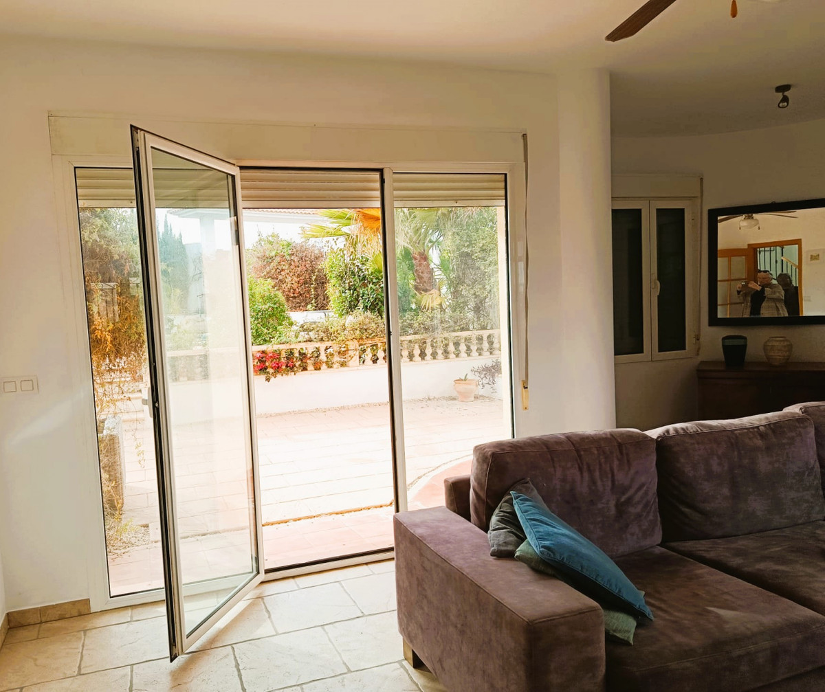 5 Bed Townhouse for sale in Elda Costa Blanca, Alicante, Spain