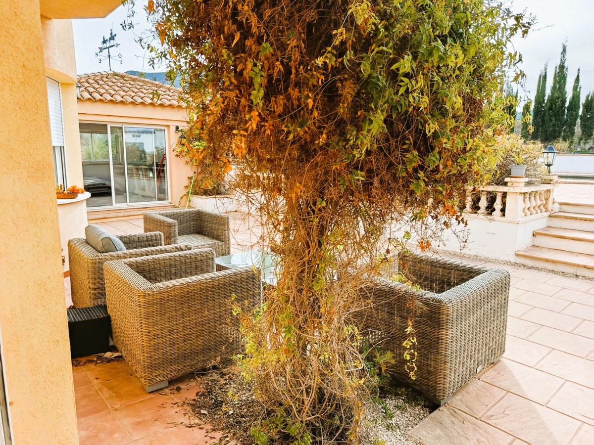 5 Bed Townhouse for sale in Elda Costa Blanca, Alicante, Spain