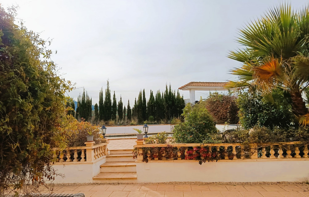 5 Bed Townhouse for sale in Elda Costa Blanca, Alicante, Spain
