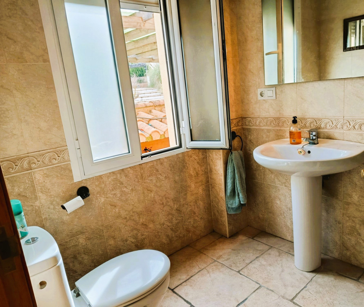 5 Bed Townhouse for sale in Elda Costa Blanca, Alicante, Spain