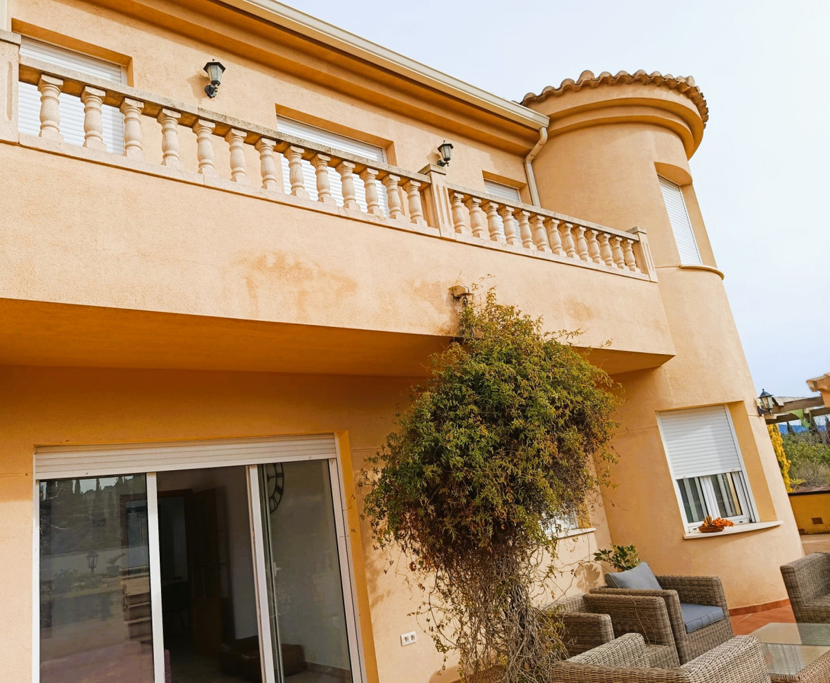 5 Bed Townhouse for sale in Elda Costa Blanca, Alicante, Spain