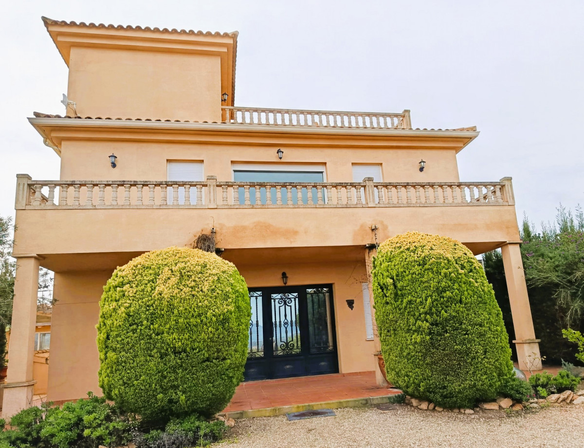5 Bed Townhouse for sale in Elda Costa Blanca, Alicante, Spain