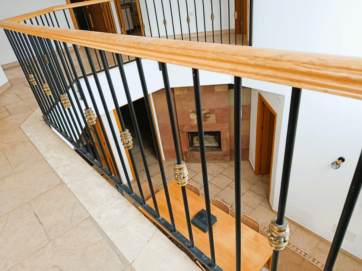 5 Bed Townhouse for sale in Elda Costa Blanca, Alicante, Spain