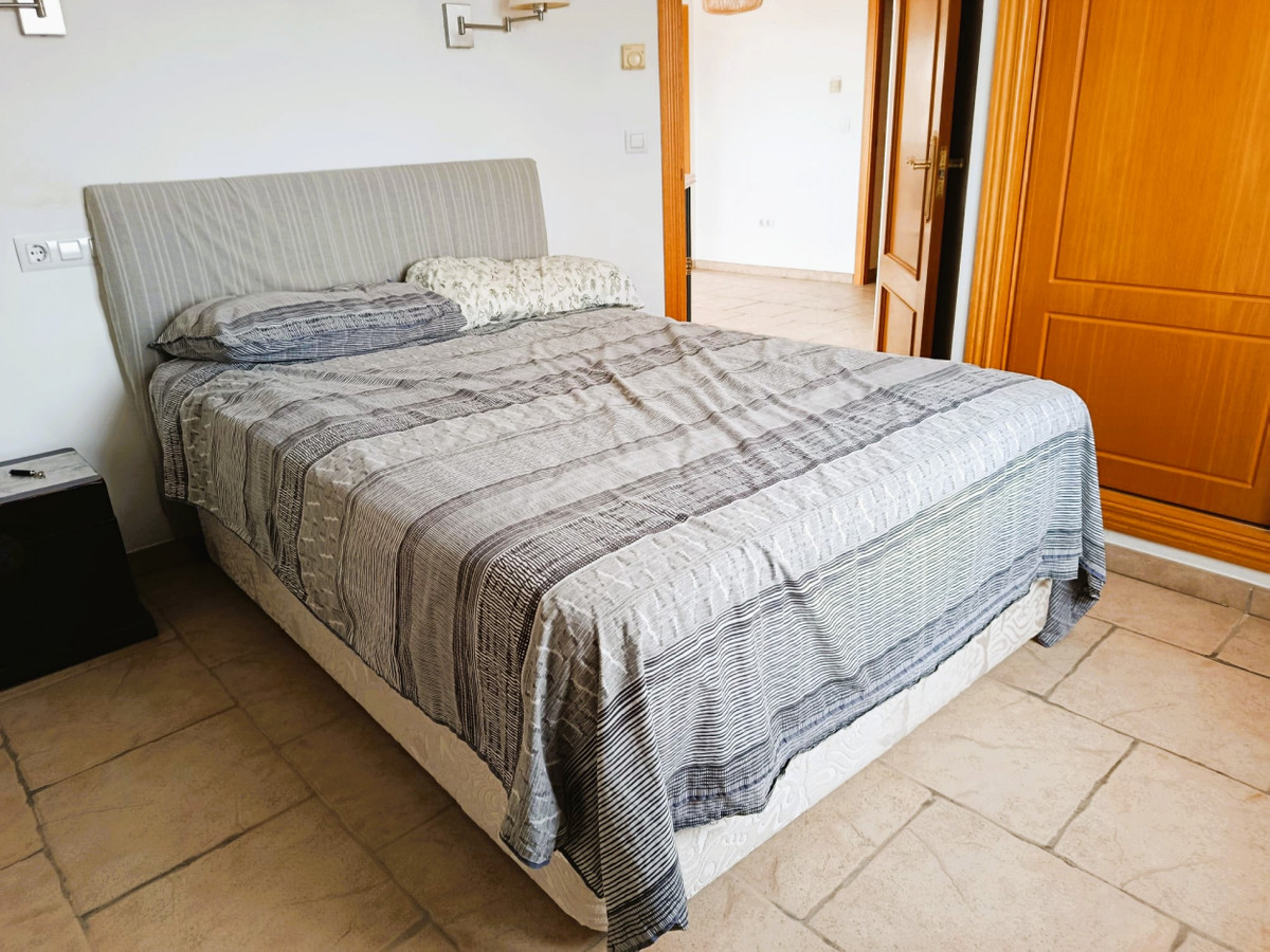 5 Bed Townhouse for sale in Elda Costa Blanca, Alicante, Spain