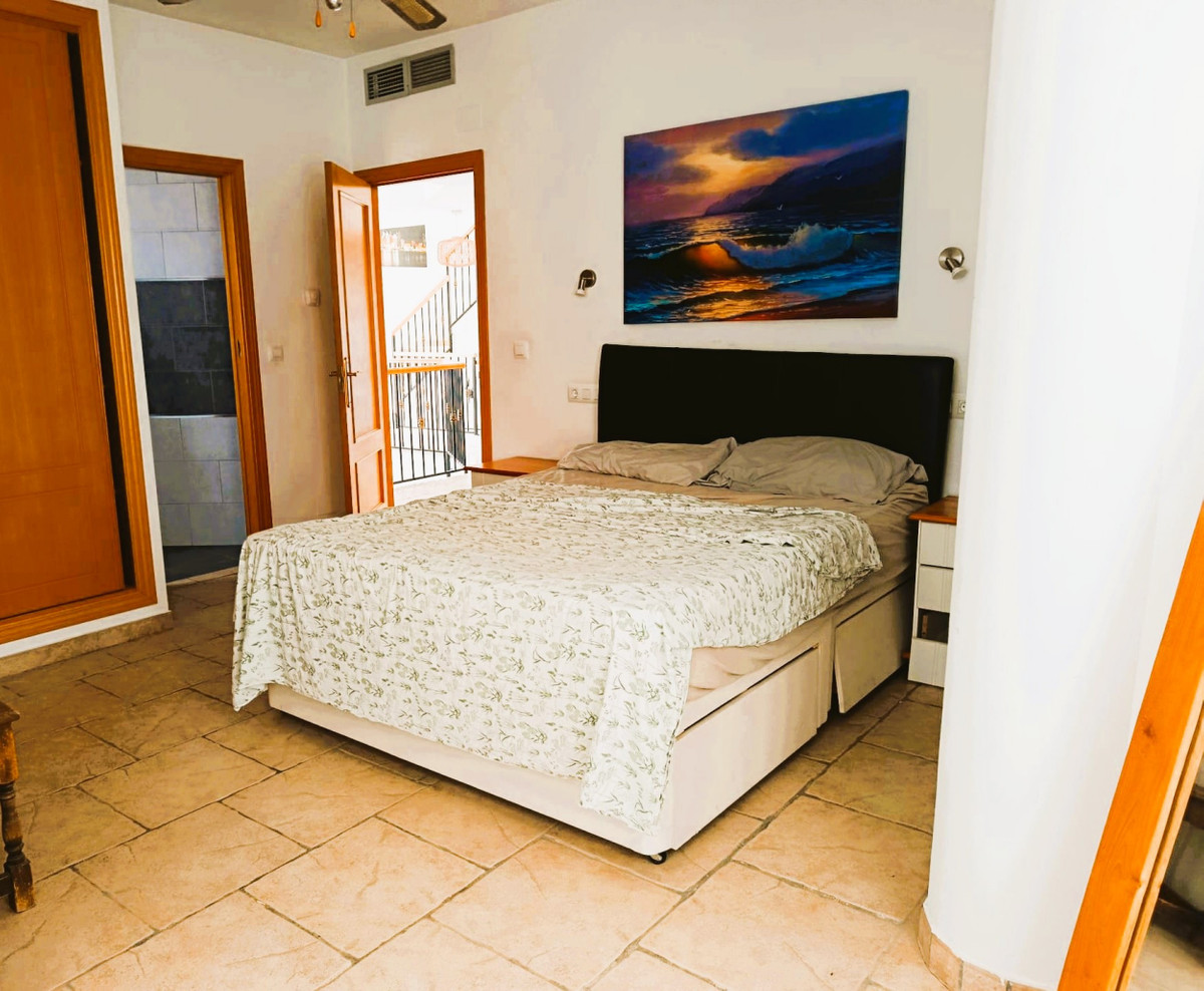 5 Bed Townhouse for sale in Elda Costa Blanca, Alicante, Spain