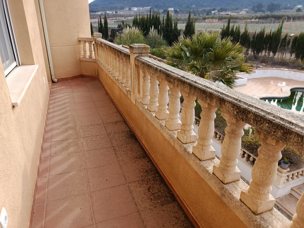 5 Bed Townhouse for sale in Elda Costa Blanca, Alicante, Spain