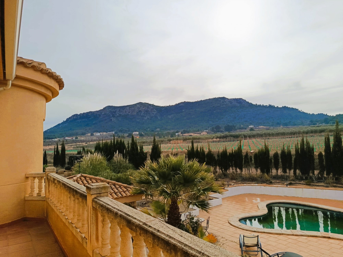 5 Bed Townhouse for sale in Elda Costa Blanca, Alicante, Spain
