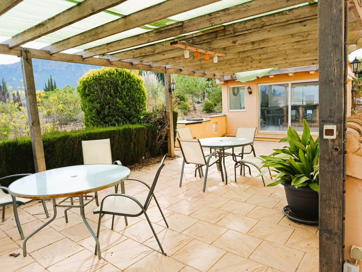5 Bed Townhouse for sale in Elda Costa Blanca, Alicante, Spain
