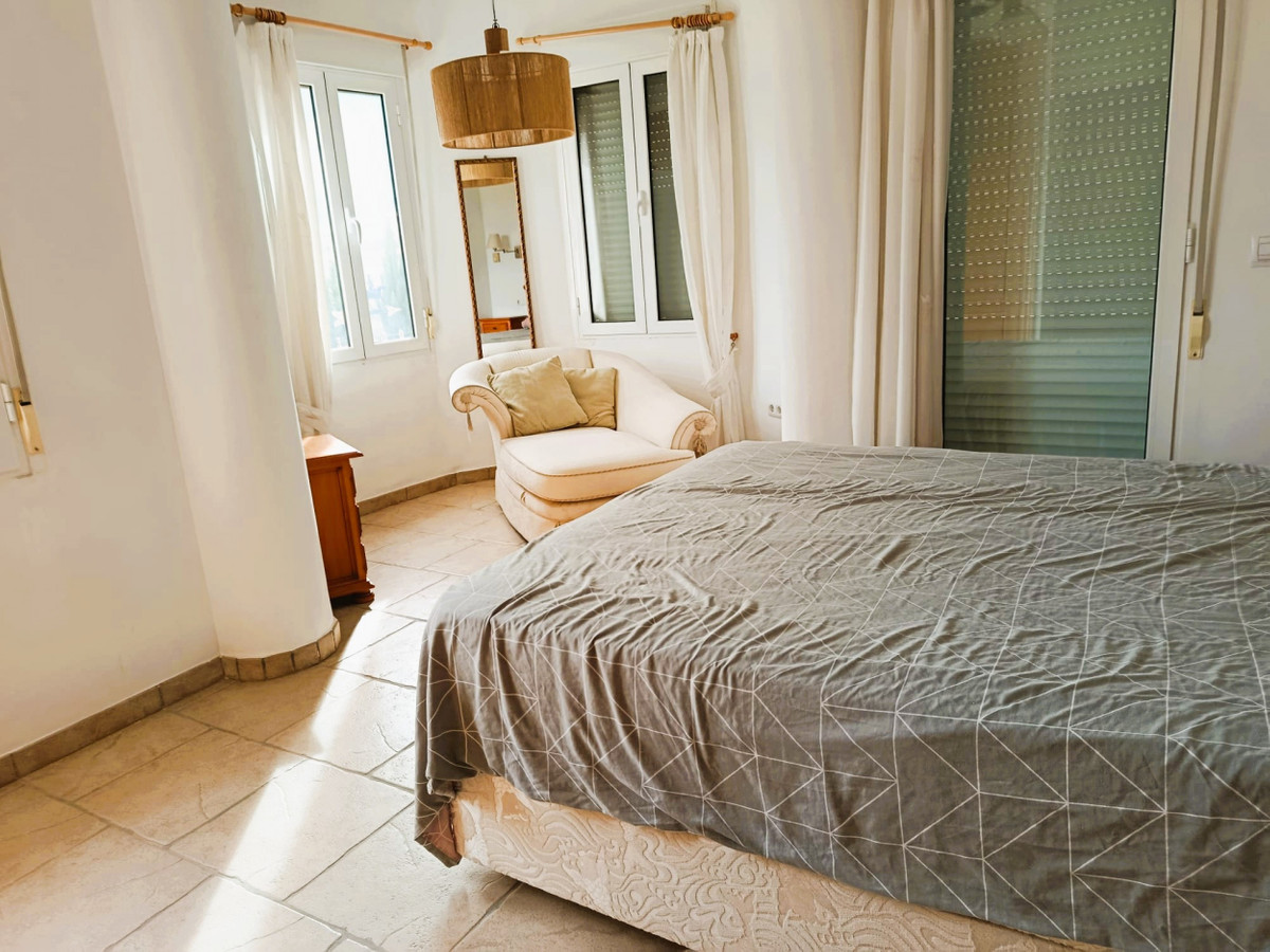5 Bed Townhouse for sale in Elda Costa Blanca, Alicante, Spain