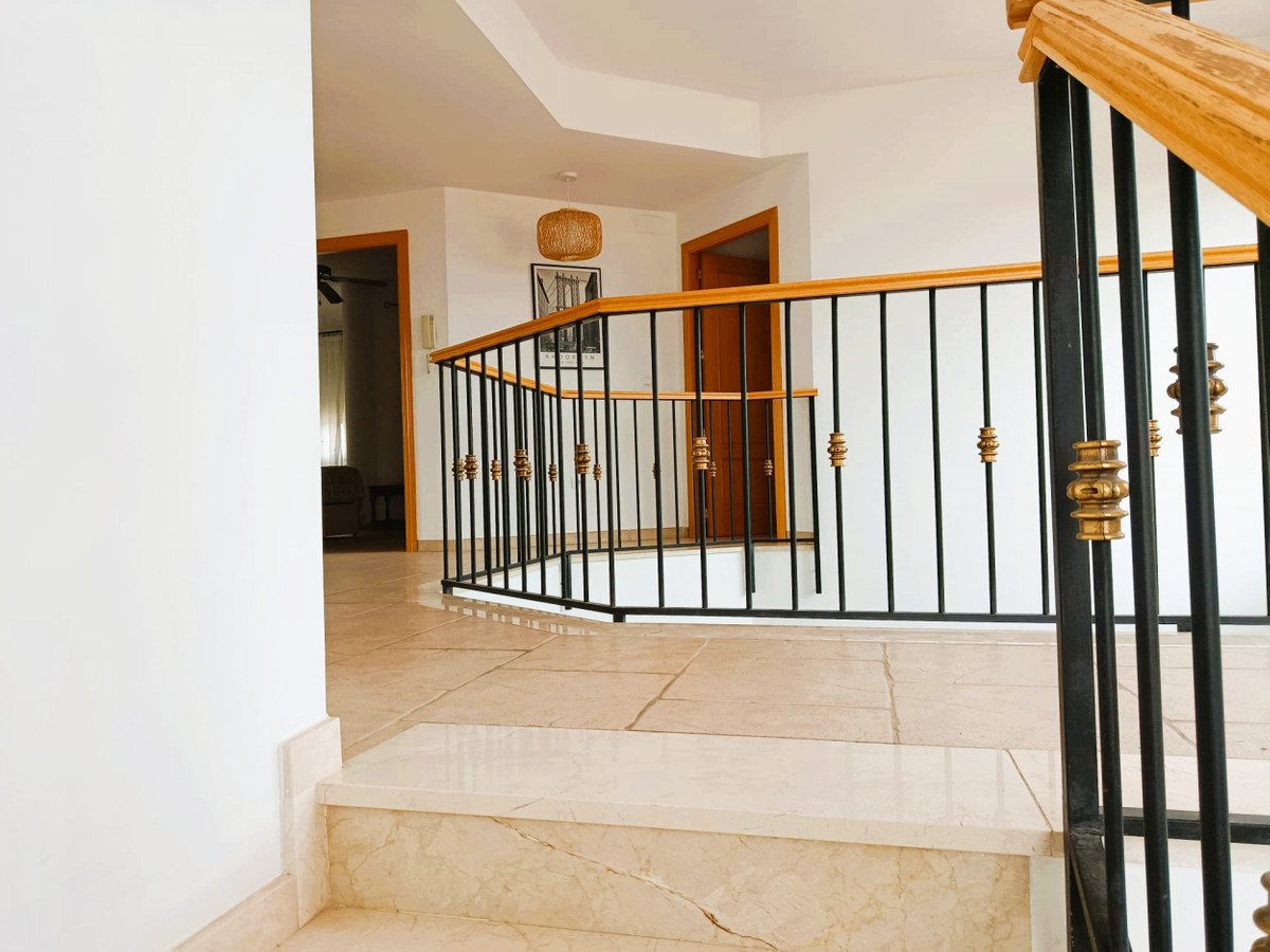 5 Bed Townhouse for sale in Elda Costa Blanca, Alicante, Spain