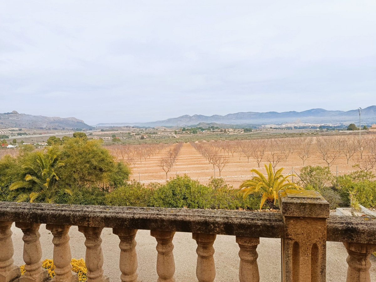 5 Bed Townhouse for sale in Elda Costa Blanca, Alicante, Spain