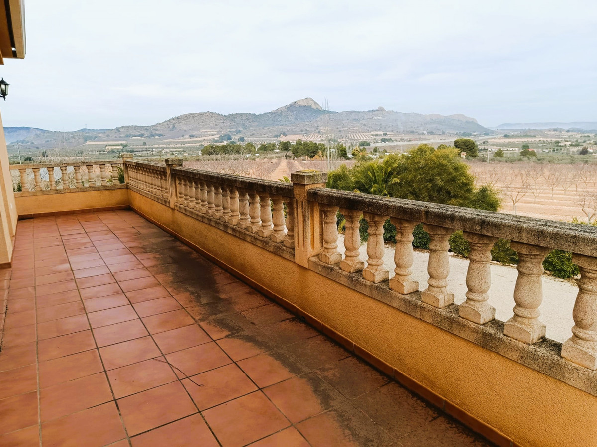 5 Bed Townhouse for sale in Elda Costa Blanca, Alicante, Spain