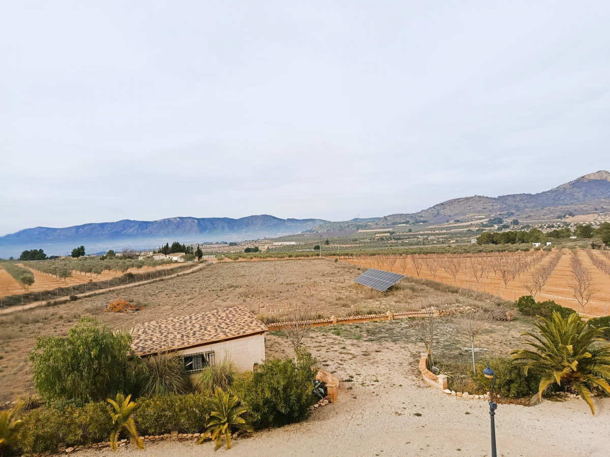 5 Bed Townhouse for sale in Elda Costa Blanca, Alicante, Spain