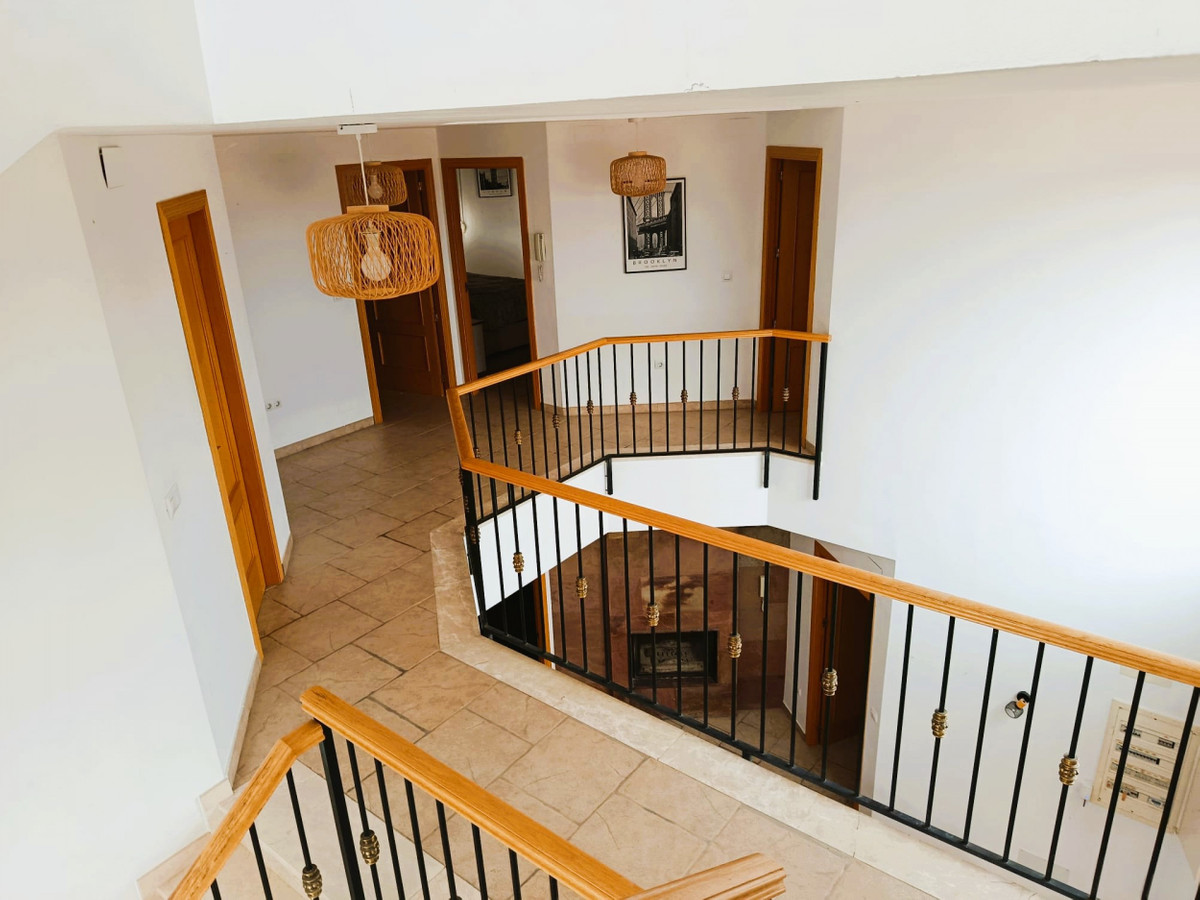 5 Bed Townhouse for sale in Elda Costa Blanca, Alicante, Spain