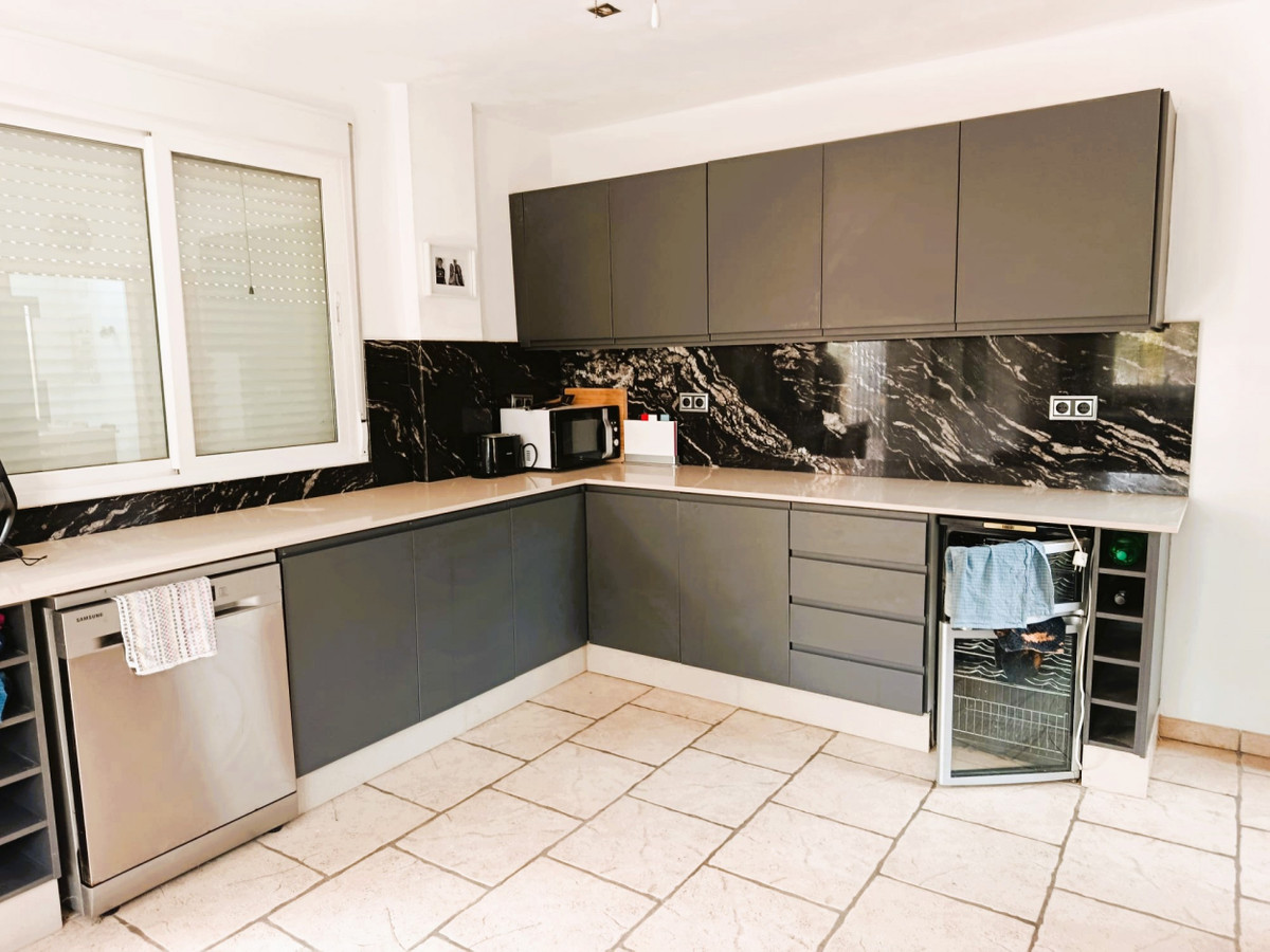 5 Bed Townhouse for sale in Elda Costa Blanca, Alicante, Spain