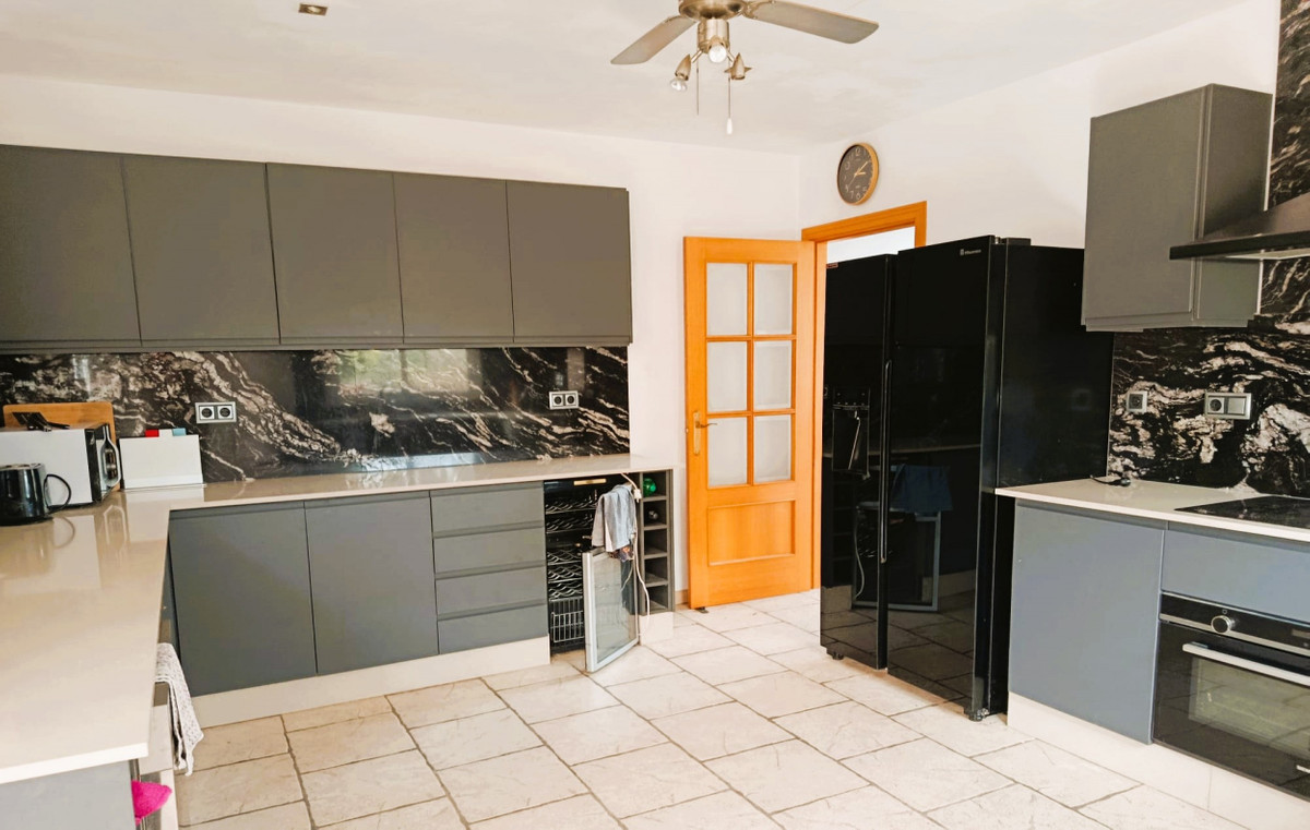 5 Bed Townhouse for sale in Elda Costa Blanca, Alicante, Spain