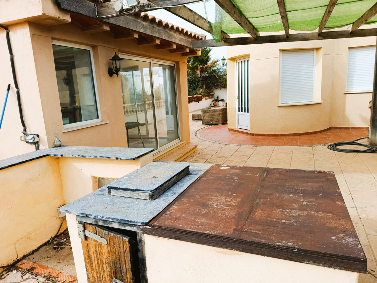 5 Bed Townhouse for sale in Elda Costa Blanca, Alicante, Spain