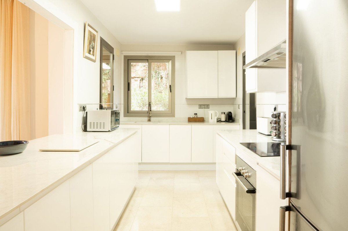 3 Bed Apartment for sale in Benahavís Costa Del Sol, Málaga, Spain